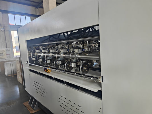 Ηλεκτρονική μηχανή κοπής σχισμών Nc Thin Blade Slitter Scorer με συσκευή στοιβάσματος για κυματοειδή