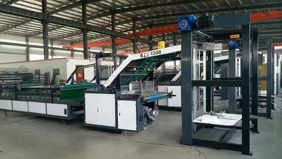 Μεγάλη ταχύτητα 1300mm 3 στρώματα κυματοειδής χαρτόνι αυτόματη μηχανή λαμινισμού για ρούχα