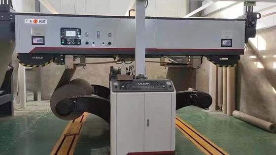 2200mm Αυτοκίνητο χαρτί ρολ Splicer για κυματοειδή χαρτόνι Γκρίζα πλαστική γραμμή παραγωγής