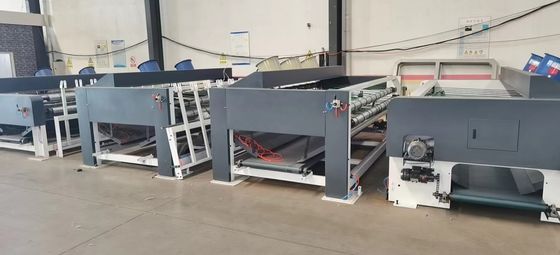 Μηχανή συσσώρευσης κυματοειδούς πλακέτας χωρητικότητας 4500 KG με ομοιόμορφη ταχύτητα κοπής