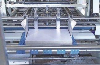 Επικάλυψη κυματοειδούς σανίδας σε χαρτόνι με αυτόματη μηχανή λιθοεπικάλυψης με φλάουτο